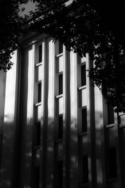 Bir şehir binasının gri pulu