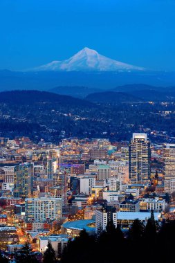 Portland 'ın akşamları aydınlanan şehir manzarasının dikey hava görüntüsü