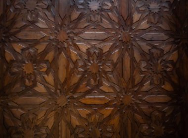 Ahşap bir tavan tasarımı ve çiçekli bir süs.