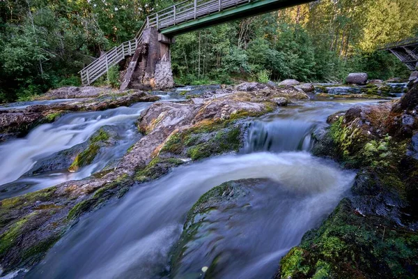 Nahaufnahme Des Fließens Eines Felsigen Flusses Mit Seidigem Wassereffekt — Stockfoto
