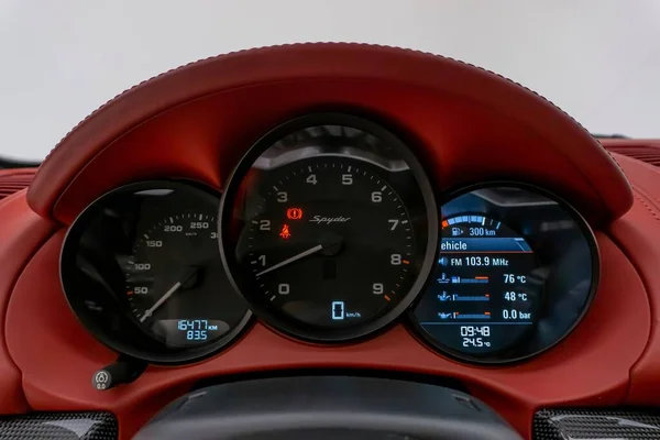 Вид Porsche Boxster Spyder Червоний Шкіряний Калібрувальний Кластер — стокове фото
