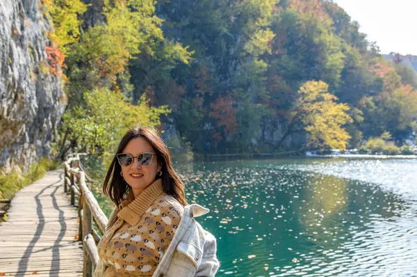 Plitvice Gölleri Ulusal Parkı Ndaki Parlayan Gölün Önünde Gülümseyen Beyaz — Stok fotoğraf