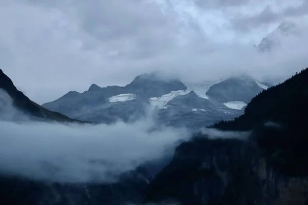 Повітряний Постріл Гірського Хребта Вкритого Туманом Білим Снігом Місця Місце — стокове фото