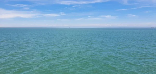 佛罗里达平静海水上空蓝天的空中全景 — 图库照片