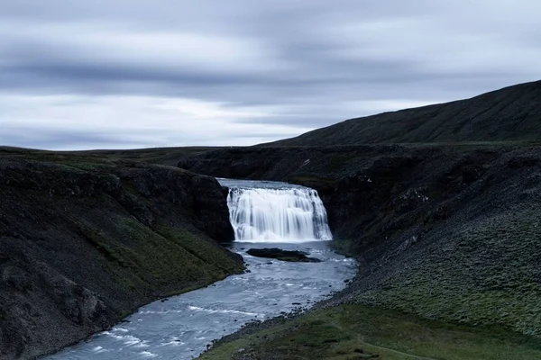 昼間に岩を流れるアイスランドのソウルフォスの滝 — ストック写真