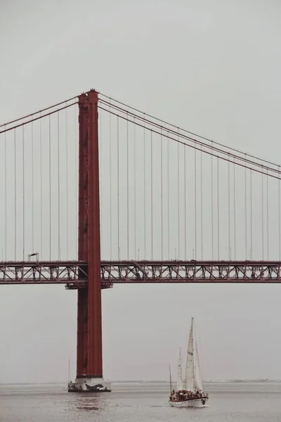 Вертикальный Снимок Моста Золотые Ворота Против Серого Мрачного Неба Кораблем — стоковое фото