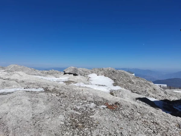 Eine Ecke Auf Einem Schneebedeckten Berg Unter Blauem Himmel — Stockfoto