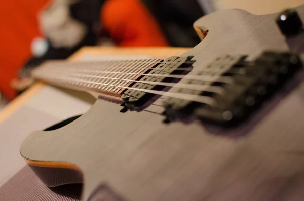 Eine Nahaufnahme Der Gitarre Auf Verschwommenem Hintergrund — Stockfoto