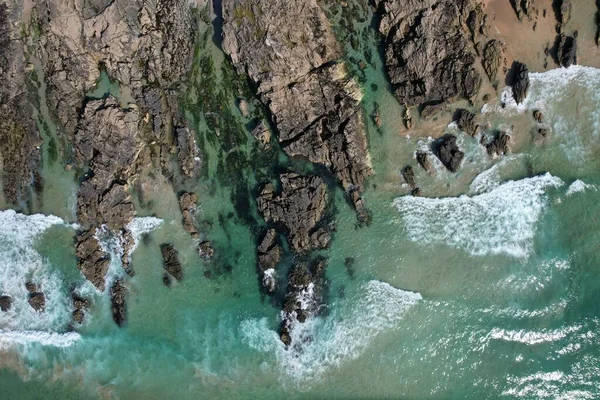 Bezpilotní Obraz Skalnatého Mořského Pobřeží Skalami Vlnami — Stock fotografie
