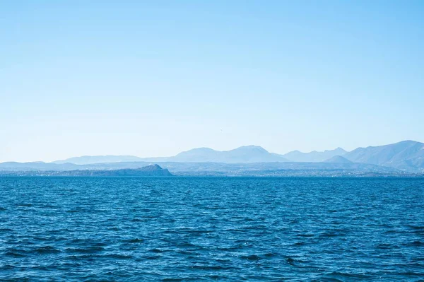 Миролюбивые Голубые Воды Озера Гарда Силуэтом Гор Заднем Плане Италия — стоковое фото