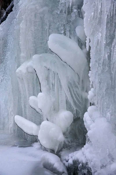 Vertikální Záběr Rampouchů Během Chladného Zimního Dne — Stock fotografie