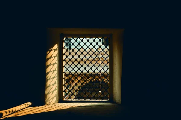 Сонячне Світло Світить Темну Кімнату Через Ланцюгову Огорожу Вікні — стокове фото
