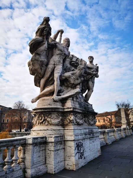 ローマ イタリアのポンテ ヴィットリオ エマヌエーレ2世橋の上の彫刻の垂直ショット — ストック写真