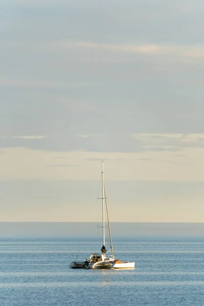 Skoçya Nın Kuzey Ayrshire Kıyısında Yelkenli Süren Bir Teknenin Dikey — Stok fotoğraf