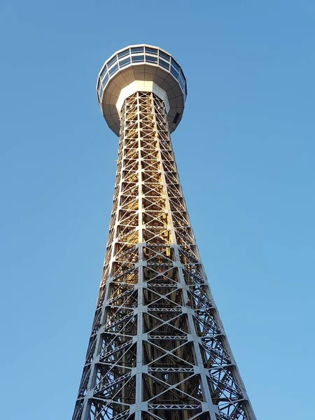 Eine Vertikale Flachbild Aufnahme Eines Turms Auf Dem Hintergrund Des — Stockfoto