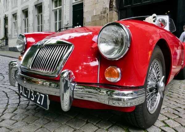 Czerwony Klasyczny Samochód Zaparkowany Ulicy Maastricht — Zdjęcie stockowe