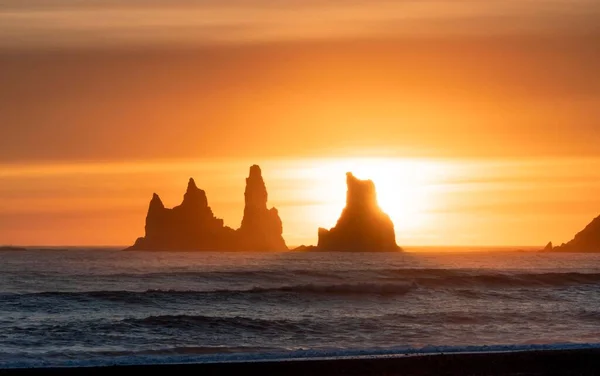 鮮やかな黄金の夕日に対するヴィックアイスランドのレイニストランガー海の株式のシルエット — ストック写真