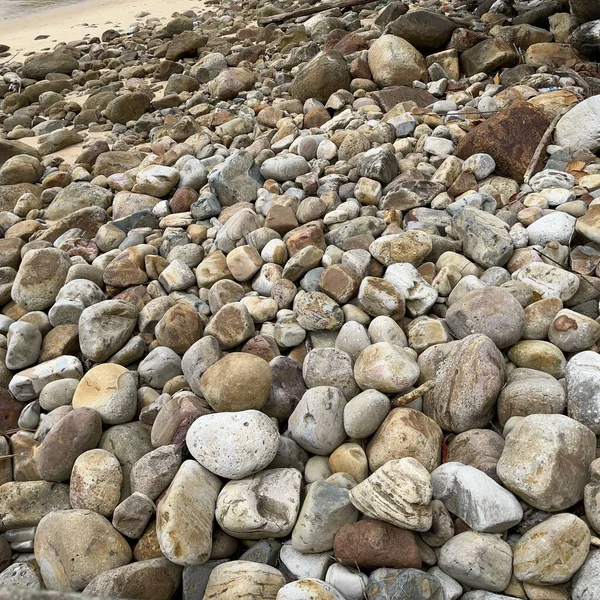 海滩岸边圆形卵石的特写镜头 — 图库照片