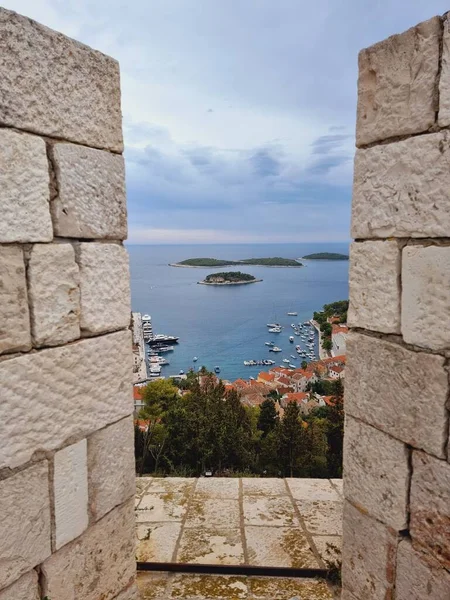 Pionowe Zdjęcie Miasta Hvar Chorwacji Nad Morzem Widziane Kamiennego Balkonu — Zdjęcie stockowe