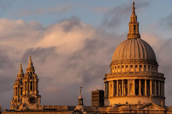 伦敦圣保罗大教堂的美丽落日映衬着乌云密布的天空 — 图库照片