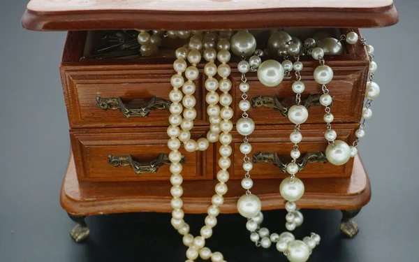 Detailní Záběr Extra Dlouhých Perleťových Náhrdelníků Dřevěné Tretce — Stock fotografie