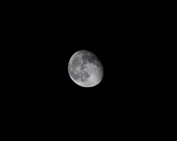 这个星期一 月球正处于它的周期的第二阶段 它产生了一个令人惊叹的景象 — 图库照片