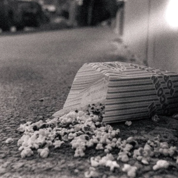 黒と白の通りに残っているポップコーンのクローズアップショット — ストック写真