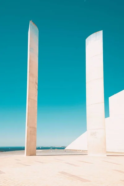查尔斯 科雷亚创作的现代建筑作品的立柱 与阳光灿烂的蓝天背景相联系 — 图库照片
