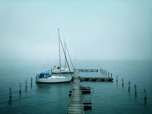 霧の多い日の夕暮れ時の帆船の風景 — ストック写真
