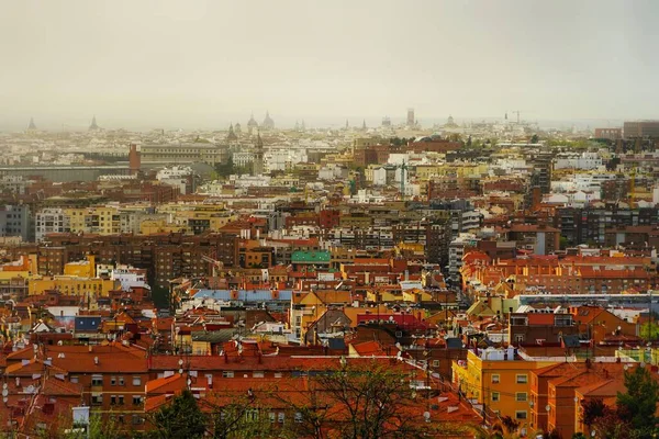 Eine Luftaufnahme Des Stadtbildes Einem Nebligen Tag — Stockfoto