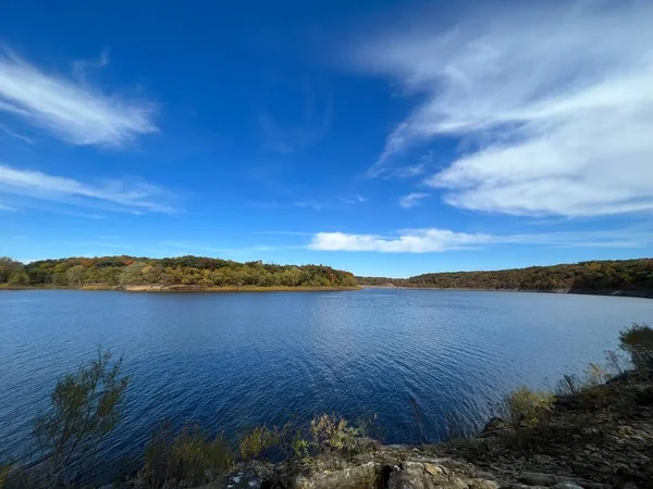 Malebný Pohled Přírodu Jezerem Zelení Modré Oblačné Nebe — Stock fotografie