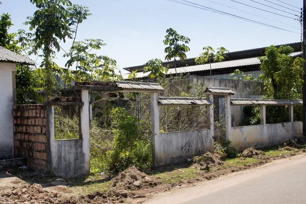 Una Vieja Ruinosa Casa Con Vegetación Sobre Fondo Azul Del —  Fotos de Stock