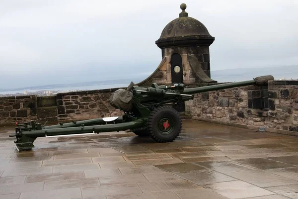 中世の城に古い大砲 — ストック写真
