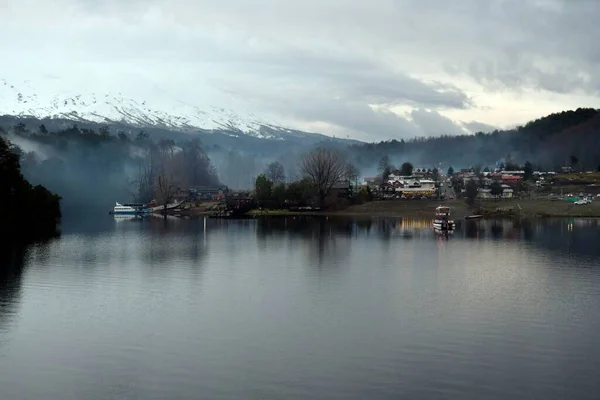 Lago Rodeado Colinas Edificios Día Niebla Chile —  Fotos de Stock