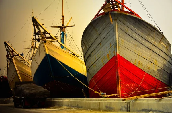 Geleneksel Ahşap Gemiler Limana Yanaşıyor — Stok fotoğraf