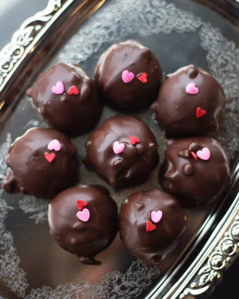 Uma Vista Superior Bolas Chocolate Com Corações Rosa — Fotografia de Stock