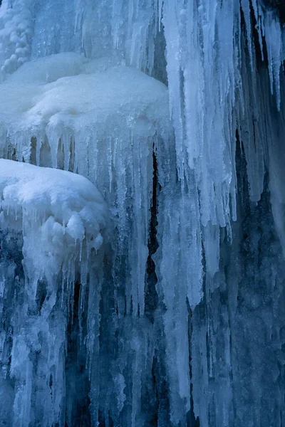 Вертикальный Снимок Замерзшего Водопада — стоковое фото
