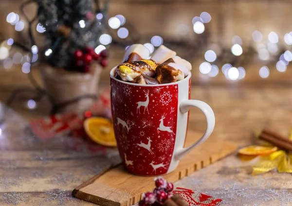Вкусный Горячий Шоколад Зефиром Красной Рождественской Чашке Размытом Фоне Огней — стоковое фото