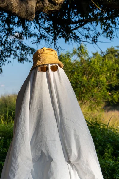 Colpo Verticale Una Persona Costume Divertente Simpatico Fantasma Con Foglio — Foto Stock