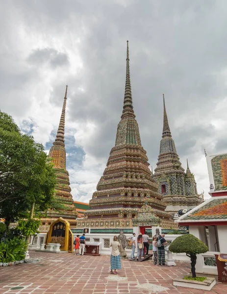 Group Tourists Visiting Wat Phra Chetuphon Buddhist Temple Cloudy Weather — Stock Photo, Image