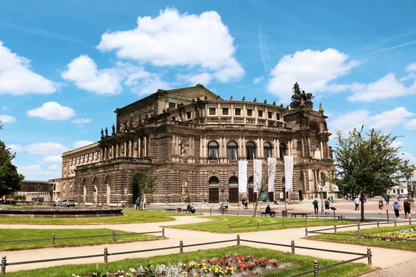 Будівля Semperoper Дрездені Під Хмарним Небом — стокове фото