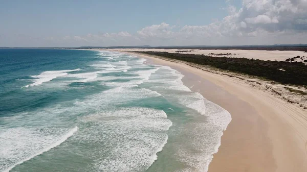 オーストラリアのニューサウスウェールズ州で晴れた日にダークポイントビーチのドローンショット — ストック写真