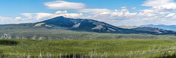 Panoramabild Ett Grönt Fält Med Ett Berg Blå Molnig Himmel — Stockfoto