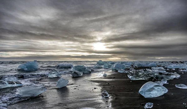 Téli Tengerparti Táj Úszó Jégszilánkokkal Part Közelében Nap Viharfelhőkben Tör — Stock Fotó