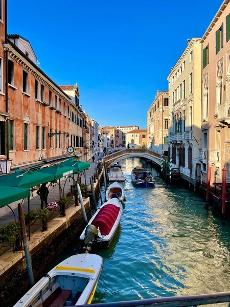 Une Verticale Gondoles Sur Les Eaux Canal Venise Italie Entourée — Photo