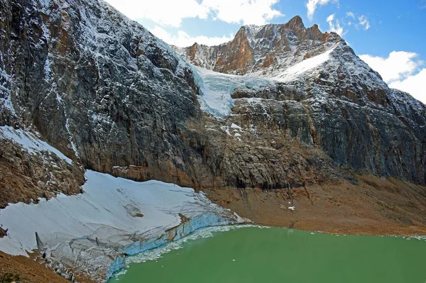 Uma Bela Vista Pico Montanha Coberta Neve Com Lago Sob — Fotografia de Stock