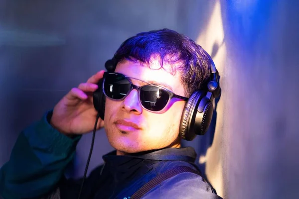 Seorang Pria Kaukasia Memakai Kacamata Dan Headphone — Stok Foto