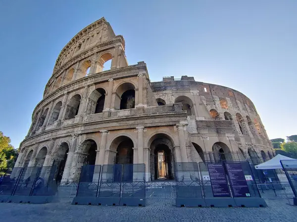 Låg Vinkel Skott Colosseum Byggnad Med Blå Himmel Bakgrunden Rom — Stockfoto