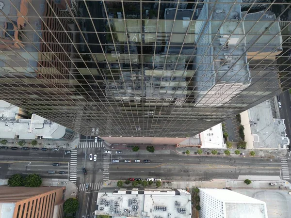 从玻璃摩天大楼的屋顶看城市景观街车背景 — 图库照片