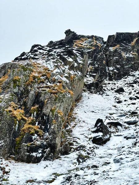 Pendiente Rocosa Cubierta Nieve Islandia —  Fotos de Stock